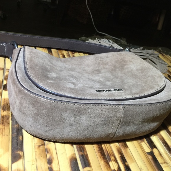 MK Cross Body - Picture 4 of 8